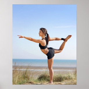 Kvinnor som utövar yoga på strand poster