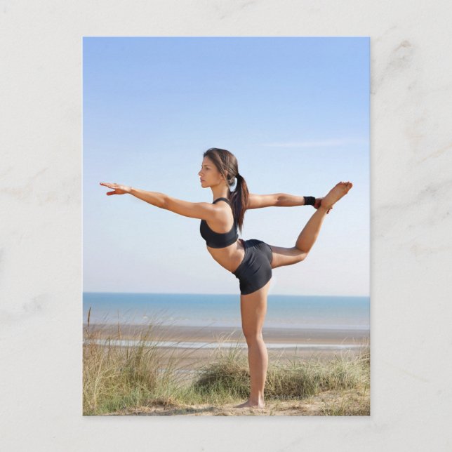 Kvinnor som utövar yoga på strand vykort (Framsida)