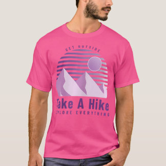 Kvinnor tar ett högt berg för camping utomhus t shirt