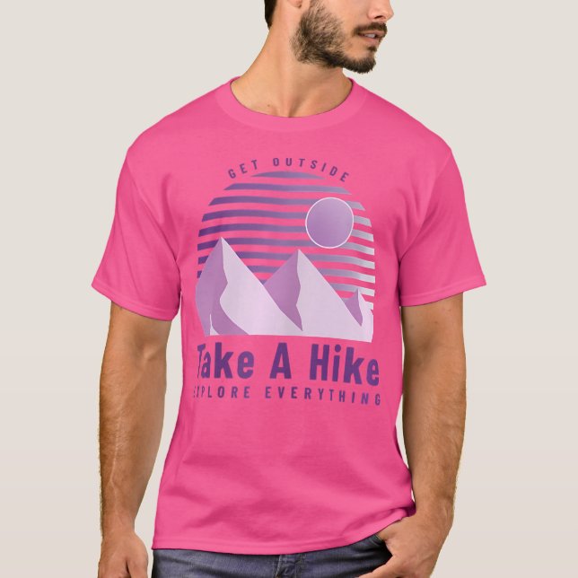 Kvinnor tar ett högt berg för camping utomhus t shirt (Framsida)