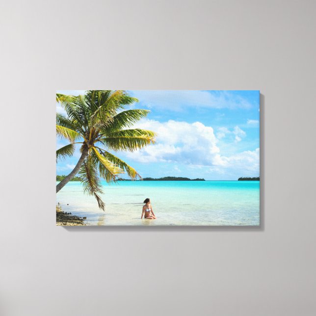 Kvinnor under handflatan träd i Stillahavsytan Canvastryck (Framsida)