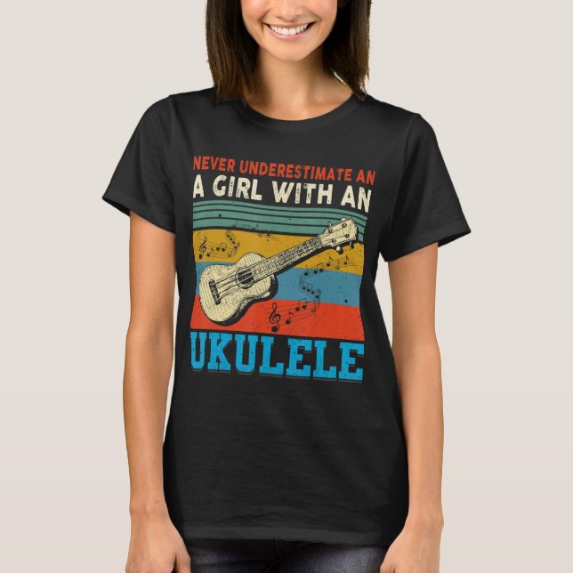 Kvinnor underskattar aldrig en flicka med Ukulele  T Shirt (Framsida)