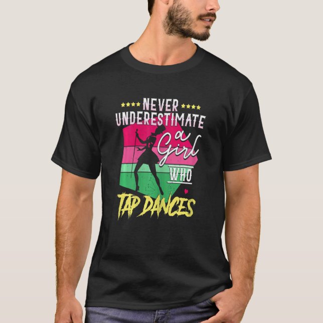Kvinnor underskattar aldrig en flicka som knackar  t shirt (Framsida)