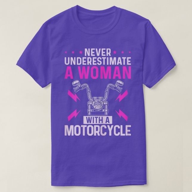 Kvinnor underskattar aldrig en kvinna med en motor t shirt (Design framsida)