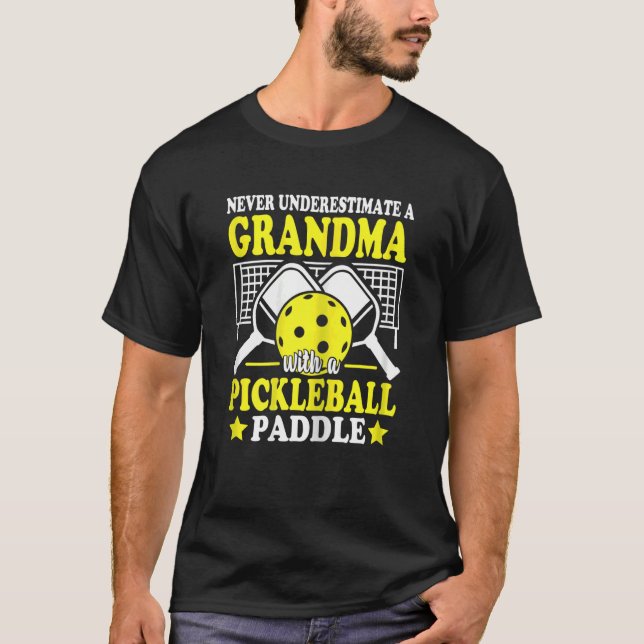 Kvinnor underskattar aldrig en mormor med Pickleba T Shirt (Framsida)