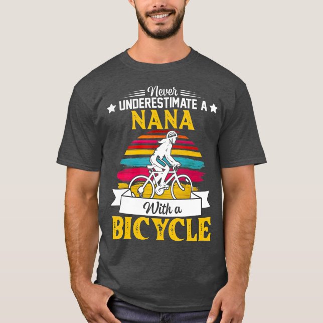 Kvinnor underskattar aldrig en Nana med cykel T Shirt (Framsida)