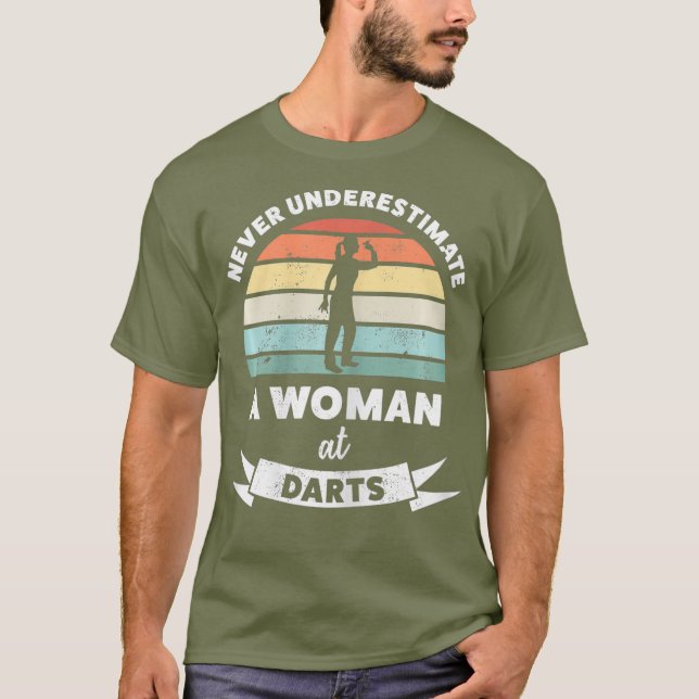 Kvinnor underskattar aldrig kvinnor i Darts Gift T Shirt (Framsida)
