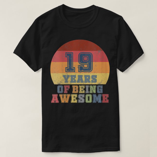 Kvinnors 19:e födelsedag Flicksdottergåva 19 år T Shirt (Design framsida)