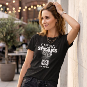 Kvinnors Energi Talar Högre Högtalare Grafisk T Shirt