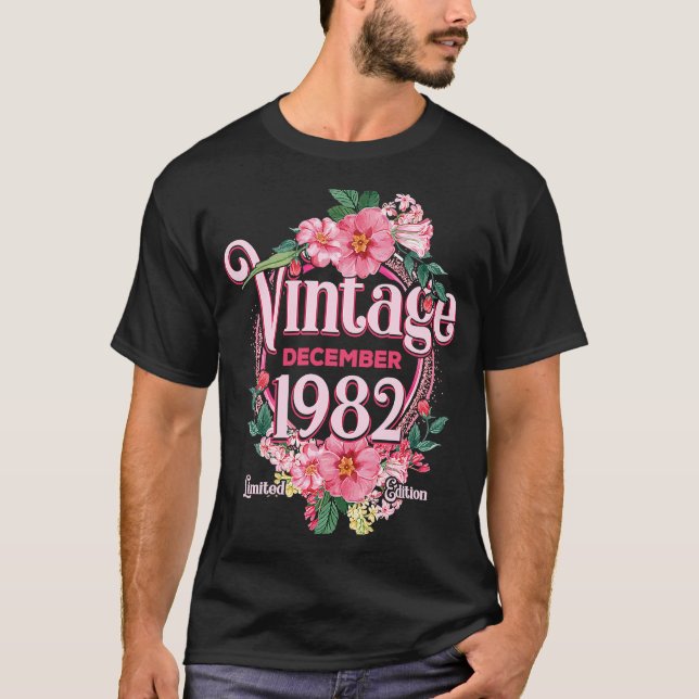 Kvinnors födelsedag i december 1982 Blommor Bda T Shirt (Framsida)