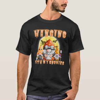 Kvinnors Gnome Halloween Hängande Med Mina Gnomies T Shirt