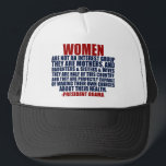 Kvinnors Höger Obama-citat Truckerkeps<br><div class="desc">Pro Choice-kvinnor kommer att uppskatta den här utformningen. Kvinnor är ingen intressegrupp. De är mammor och döttrar,  systrar och fruar. De är hälften av detta land och de är fullt kapabla att skapar sina egna hälsoval. En president Obama citerar om kvinnliga väljare.</div>