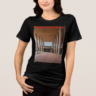 Kvinnors minimalistiska regeringscentrumkolonner B T Shirt