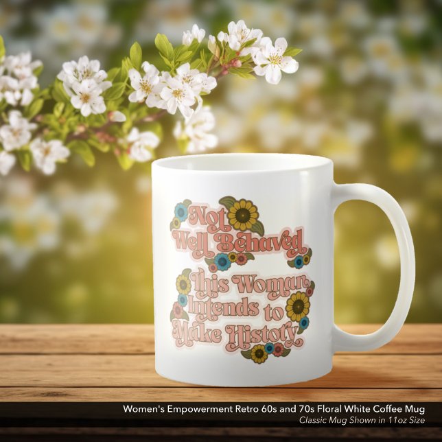 Kvinnors självbestämmande Retro 60- och 70-årsjubi Kaffemugg (Not Well Behaved - Women's Empowerment White Coffee Mug with a Retro 60s and 70s Floral Design)
