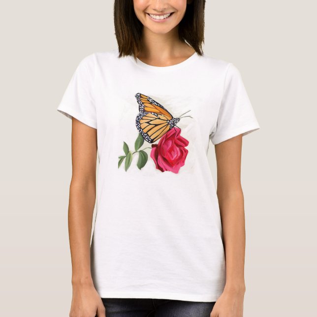 Kvinnors T-shirt med Monarch Butterfly på Röd ros (Framsida)