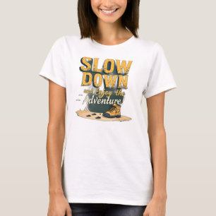 Kvinnors T-Shirt-SLOW NER och Njut av Äventyr T Shirt