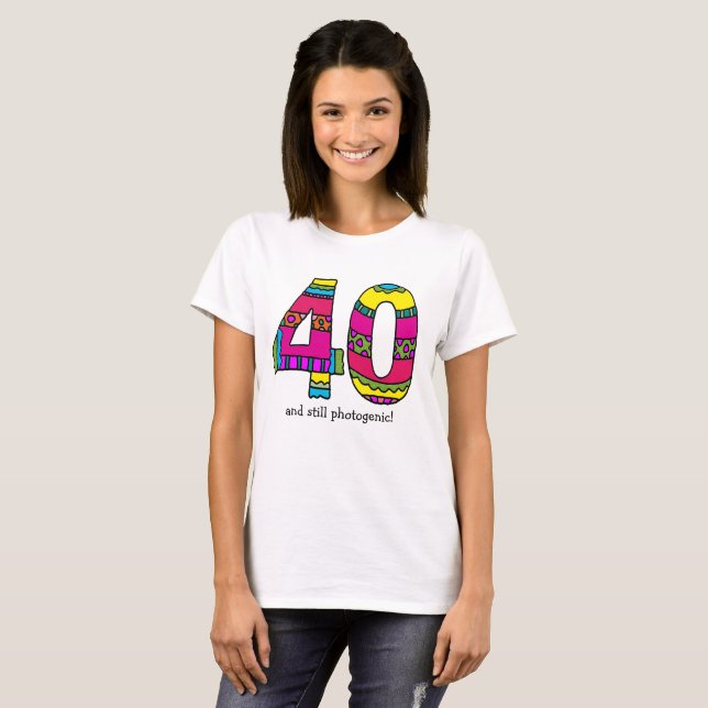 Kvinnors teve "40" och fortfarande fotogen t shirt (Hel framsida)