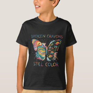 Kvinnors trasiga kritor färgar fortfarande regnbåg t shirt