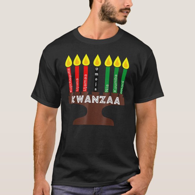 Kwanzaa Kinara Mishumaa med 7 principer T Shirt (Framsida)
