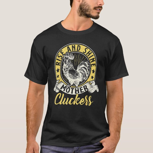 Kyckling Högt Och Gott Morgon Mamma Cluckers Tee B (Framsida)