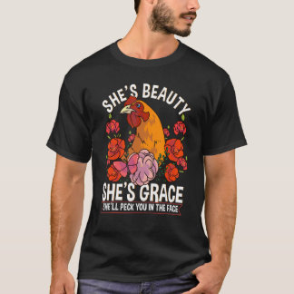 Kyckling Hon är skönhet Grace hon hackar dig i T Shirt