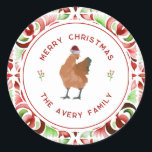 Kyckling - Julrött och Grönt - vattenfärg Runt Klistermärke<br><div class="desc">Illustration av en kyckling med en jultomtehatt omgiven av "God jul" med text från namn som fästs på släktet och med hullbär över vita cirklar med rött gräns. Bakgrunden är röd och gröntens vattenfärg inspirerade mönster.</div>