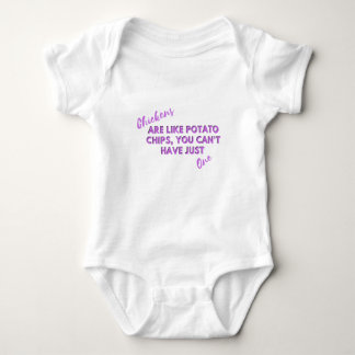Kycklingar är som potetchips Baby-tröja – Rolig T Shirt