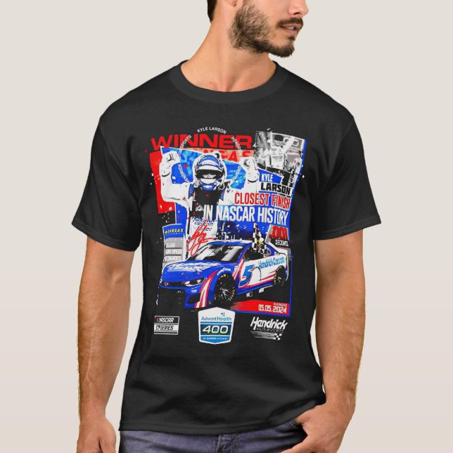 Kyle Larson Checkered Flagga Sports 2024 AdventHea T Shirt (Framsida)