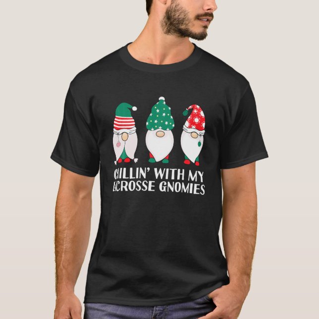 Kylning med min Lacrosse Gnomies Funny Gnome Pun T Shirt (Framsida)