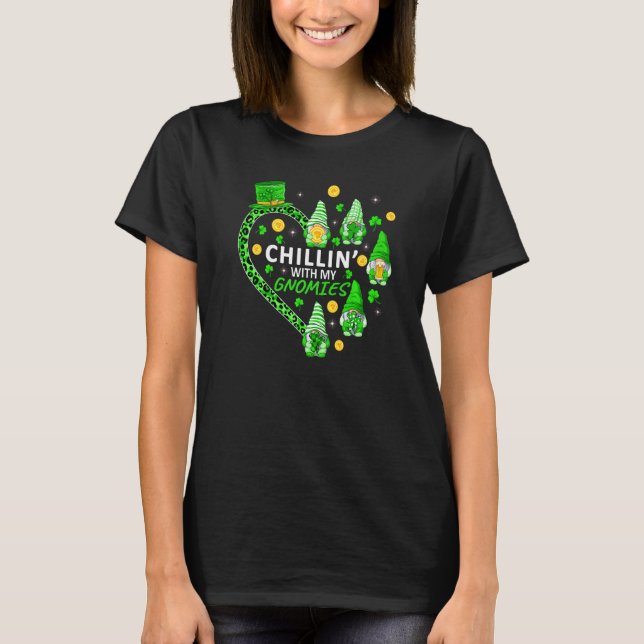 Kylning med mina Gnomies St Patrick S Day Gnomes T Shirt (Framsida)