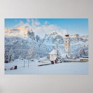 Kyra täckt med snö med berg i bakgrunden poster