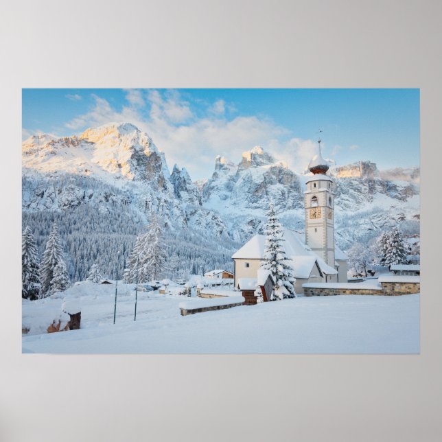 Kyra täckt med snö med berg i bakgrunden poster (Framsidan)