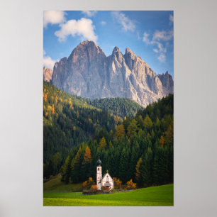 Kyrka framför Dolomiterna i Italien Poster