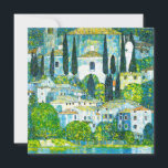 Kyrka i Cassone Gustav Klimt Inbjudningar<br><div class="desc">Kort med Gustav Klimts oljemålning Church i Kassone (1913). En vacker italiensk kyrka är omgiven av grönt träd på blå vatten strand. En fantastisk gåva till Art nouveau älskare och österrikiska konstentusiaster!</div>