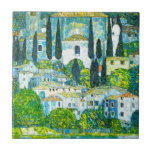 Kyrka i Cassone Gustav Klimt Kakelplatta<br><div class="desc">Tile med Gustav Klimts oljemålning Church i Kassone (1913). En vacker italiensk kyrka är omgiven av grönt träd på blå vatten strand. En fantastisk gåva till Art nouveau älskare och österrikiska konstentusiaster!</div>