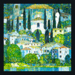 Kyrka i Cassone Gustav Klimt Poster<br><div class="desc">Poster med Gustav Klimts oljemålning Church i Kassone (1913). En vacker italiensk kyrka är omgiven av grönt träd på blå vatten strand. En fantastisk gåva till Art nouveau älskare och österrikiska konstentusiaster!</div>