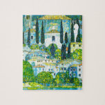 Kyrka i Cassone Gustav Klimt Pussel<br><div class="desc">Puzzle med Gustav Klimts oljemålning Church i Kassone (1913). En vacker italiensk kyrka är omgiven av grönt träd på blå vatten strand. En fantastisk gåva till Art nouveau älskare och österrikiska konstentusiaster!</div>