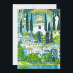 Kyrka i Cassone Gustav Klimt Spara Datumet<br><div class="desc">Kort med Gustav Klimts oljemålning Church i Kassone (1913). En vacker italiensk kyrka är omgiven av grönt träd på blå vatten strand. En fantastisk gåva till Art nouveau älskare och österrikiska konstentusiaster!</div>