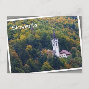 Kyrka i en fallskog i Slovenien Vykort