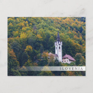 Kyrka i en fallskog i Slovenien Vykort