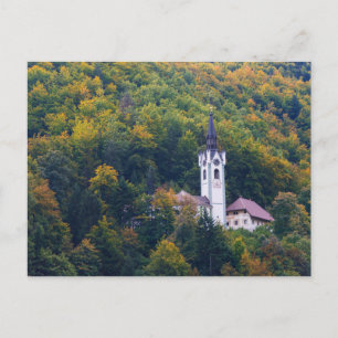Kyrka i en fallskog i Slovenien Vykort