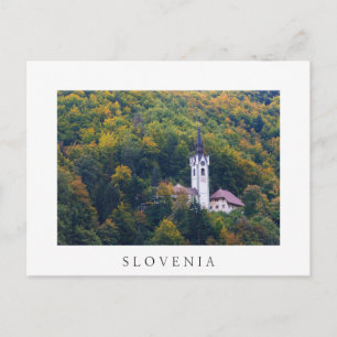Kyrka i en höstskog i Slovenien Vykort