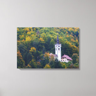 Kyrka i en nedgångskog i Slovenien Canvastryck