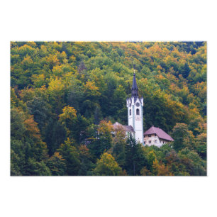 Kyrka i en nedgångskog i Slovenien Fototryck