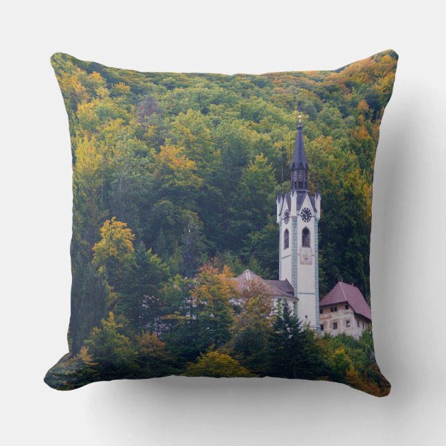 Kyrka i en nedgångskog i Slovenien Kudde (Framsida)