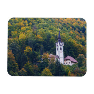 Kyrka i en nedgångskog i Slovenien Magnet