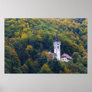 Kyrka i en nedgångskog i Slovenien Poster