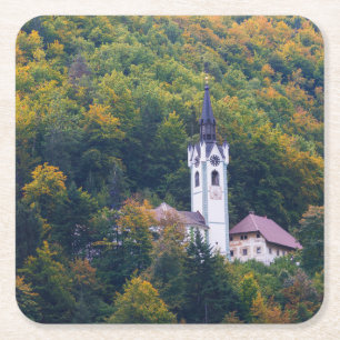 Kyrka i en nedgångskog i Slovenien Underlägg Papper Kvadrat