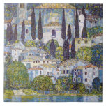 Kyrka i Kassone, Gustav Klimt Kakelplatta<br><div class="desc">Gustav Klimt (14 juli, 1862 - 6 februari 1918) var en österrikisk symbolmålare och en av de mest framstående medlemmarna i Wien Secession-rörelsen. Klimt noteras för målningar, murar, skisser och andra föremål d'art. Förutom hans verk, som innefattar anklagelser och porträtt, målade han upp landskap. Klimt var bland konstnärer från Wienutträdet...</div>