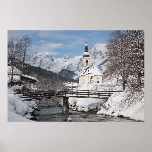 Kyrka i snö med Alperna i vinter Poster (Framsidan)